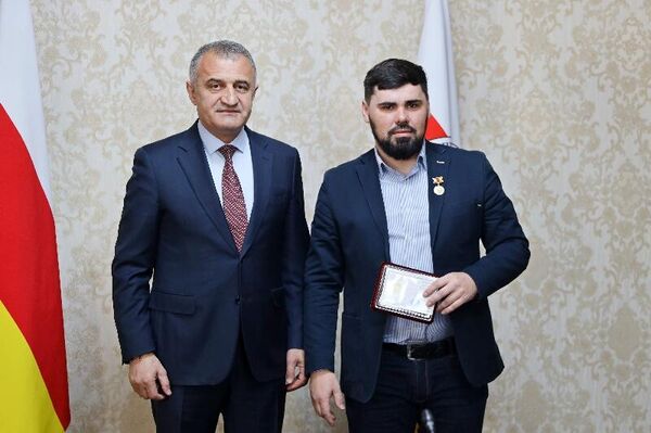 Президент Анатолий Бибилов наградил работников Госдрамтеатра Южной Осетии - Sputnik Южная Осетия