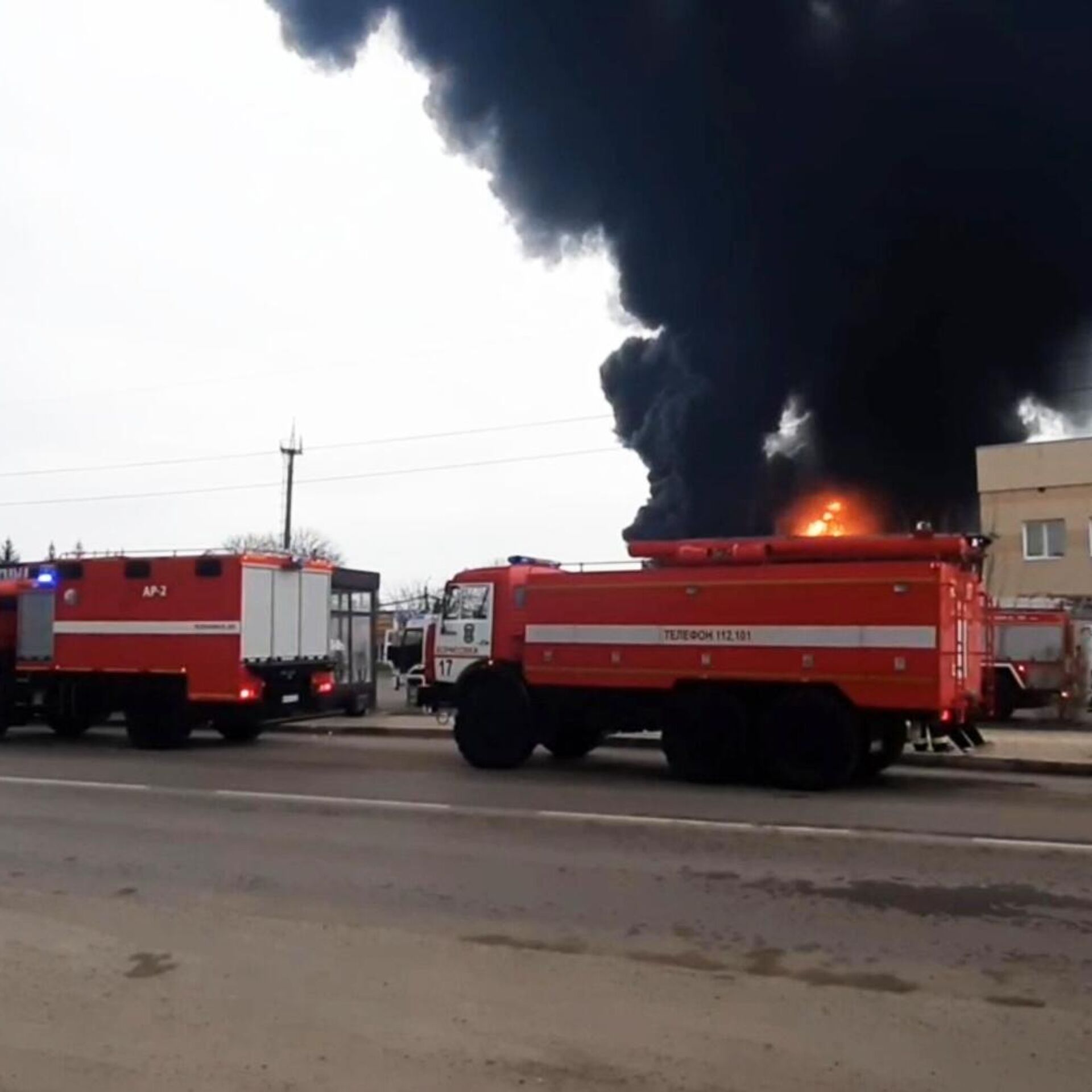 Нападение на нефтебазу. Нефтебаза в Белгородской области. Пожар нефтебазы в Белгороде 2022. Пожар на нефтебазе в Белгороде. Горит Нефтебаза в Белгороде.