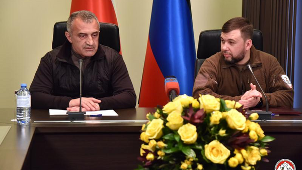 Встреча президента Южной Осетии Анатолия Бибилова с главой ДНР Денисом Пушилиным - Sputnik Южная Осетия