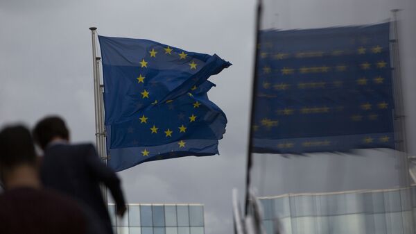 Флаг Европейского Союза развеваются на ветру - Sputnik Южная Осетия