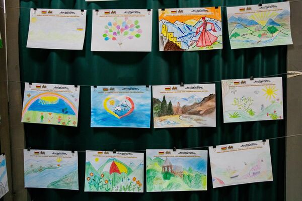 Награждение участников конкурса детского рисунка &quot;Моя любимая цветущая Осетия&quot; - Sputnik Южная Осетия