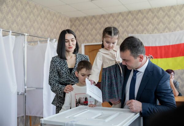 Кандидат Гарри Мулдаров на избирательном участке с семьей - Sputnik Южная Осетия