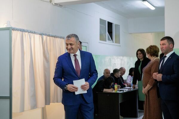Действующий президент Анатолий Бибилов проголосовал на выборах главы республики. - Sputnik Южная Осетия