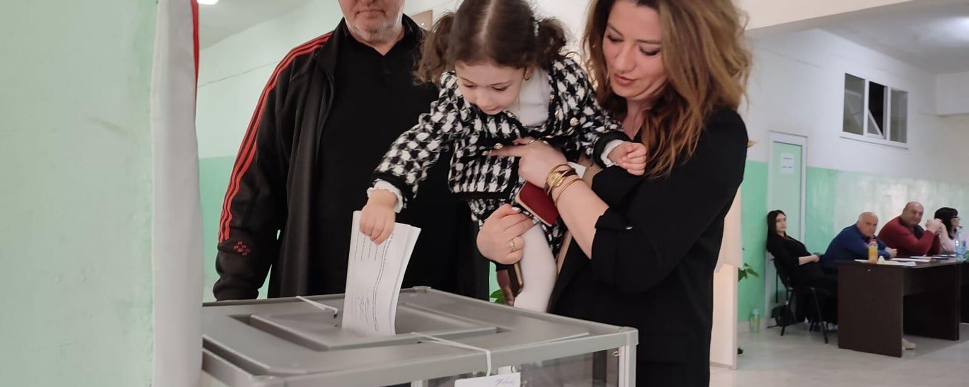 Голосование на избирательном участке №17 в Цхинвале  - Sputnik Южная Осетия, 1920, 10.04.2022