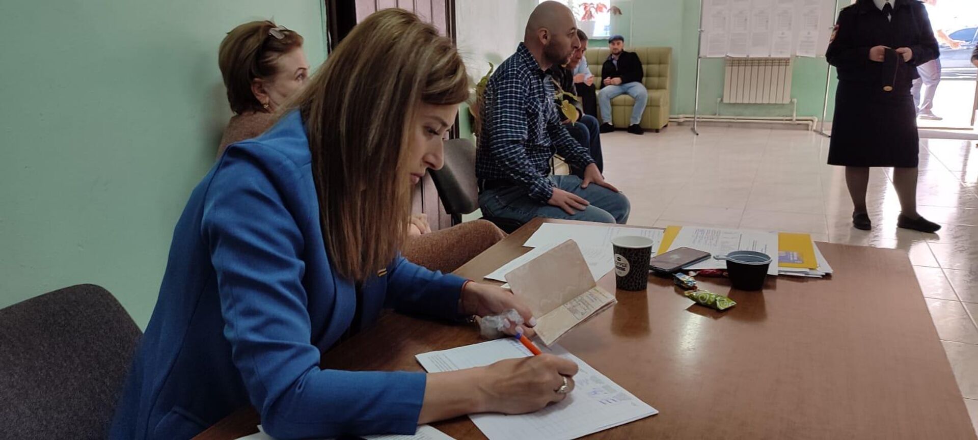Голосование на избирательном участке №17 в Цхинвале  - Sputnik Южная Осетия, 1920, 10.04.2022