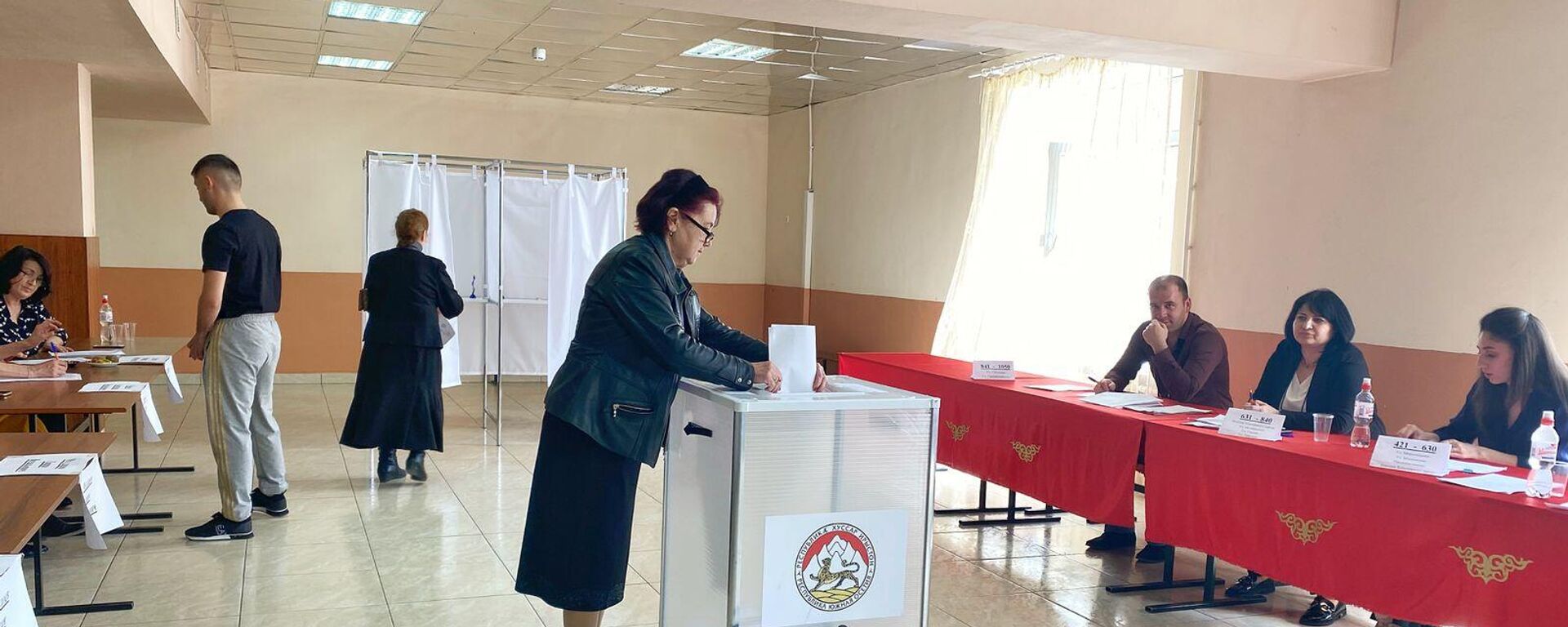 Голосование на избирательном участке в школе №6 в Цхинвале  - Sputnik Южная Осетия, 1920, 10.04.2022
