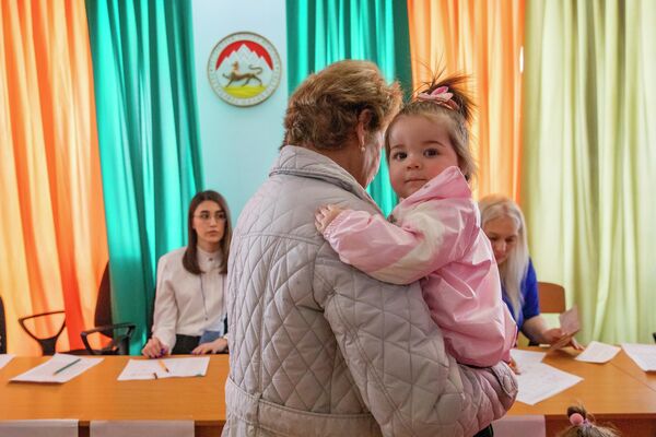 По предварительным данным, на выборах президента Южной Осетии проголосовали более 82 процентов избирателей - Sputnik Южная Осетия