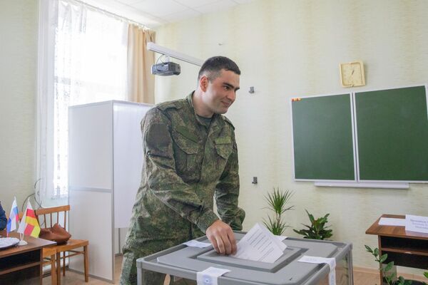 Наблюдатели в своих заявлениях подчеркивают высокий уровень организации проведения всенародного голосования по выборам президента. - Sputnik Южная Осетия