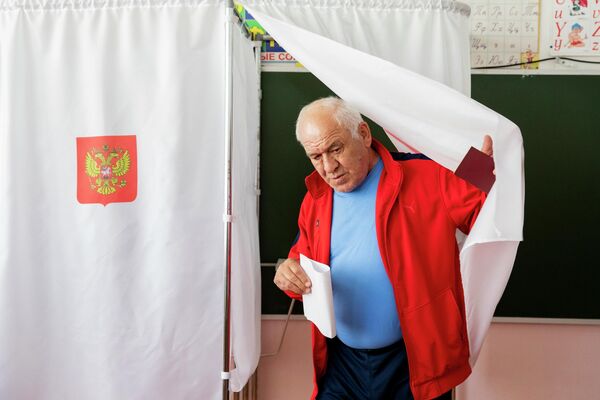 Мужчина голосует на избирательном участке в Дзау - Sputnik Южная Осетия