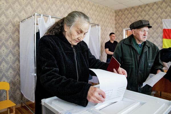 Жители голосуют на участке № 22 - Sputnik Южная Осетия