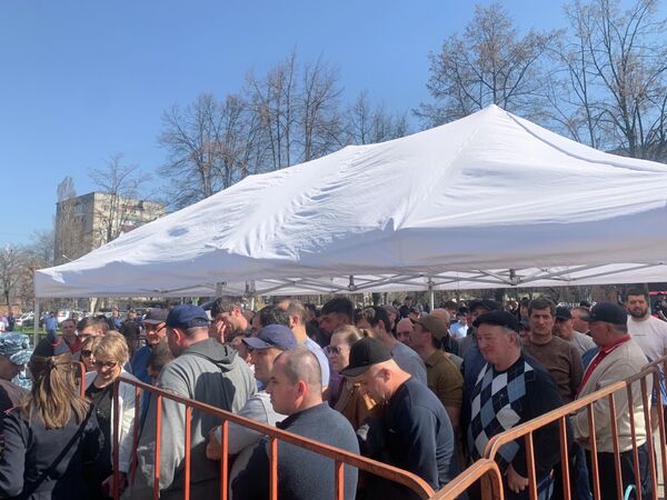 Для удобства избирателей на территории участков были организованы палатки со скамьями, где можно было отдохнуть в тени и угоститься прохладительными напитками. - Sputnik Южная Осетия