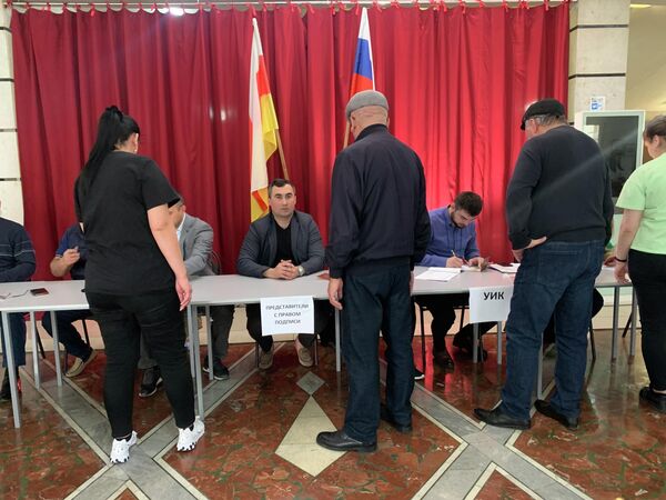 Голосование по выборам президента Южной Осетии во Владикавказе - Sputnik Южная Осетия