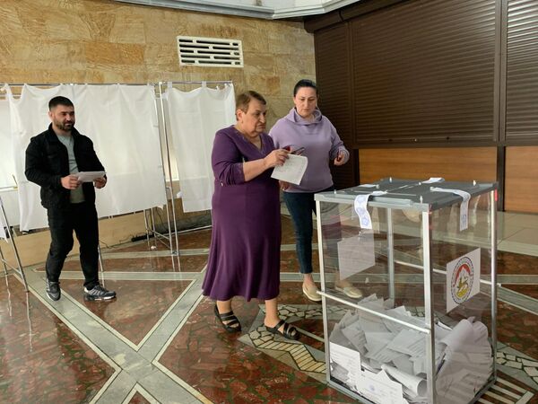 Избирательный участок по выборам президента Южной Осетии во Владикавказе - Sputnik Южная Осетия