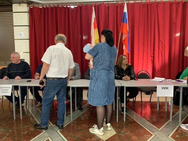 Проголосовать за будущего президента Южной Осетии   с самого утра приходят целыми семьями. - Sputnik Южная Осетия