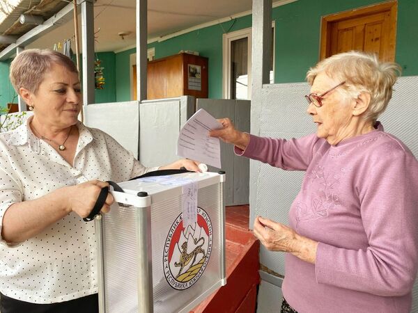 Некоторые избиратели смогли проголосовать за президента Южной Осетии на дому - Sputnik Южная Осетия