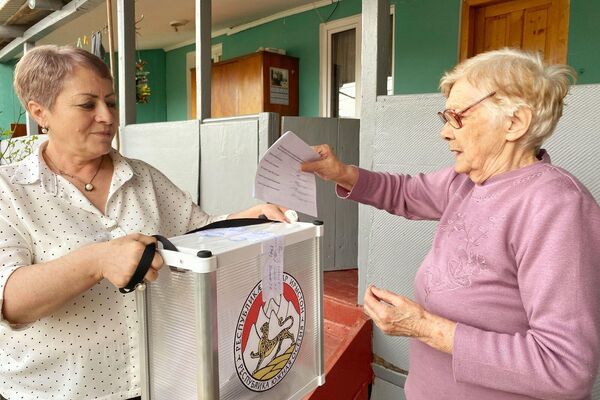 Надомное голосование в Цхинвале  - Sputnik Южная Осетия