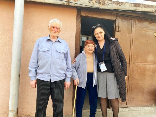 Представители  участковых избиркомов выехали к людям, которые по состоянию здоровья не могут голосовать на избирательном участке - Sputnik Южная Осетия