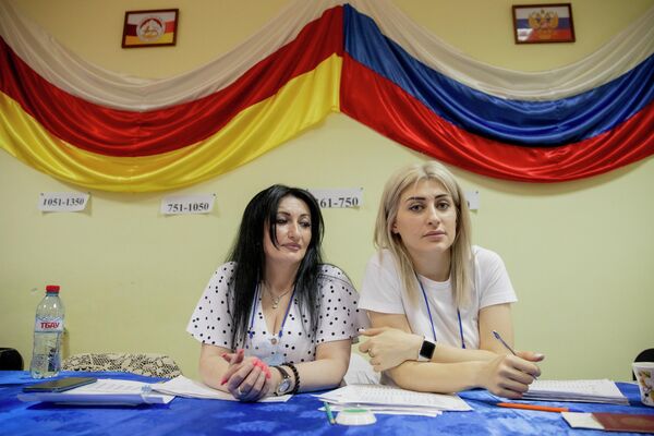 72 из 76 избирательных участков открылись на территории республики, еще четыре – за ее пределами. Всего отпечатано 40 тысяч избирательных бюллетеней. - Sputnik Южная Осетия