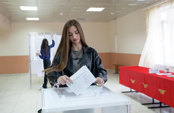 По словам наблюдателей, ЦИК Южной Осетии удалось организовать выборы на высочайшем уровне - Sputnik Южная Осетия