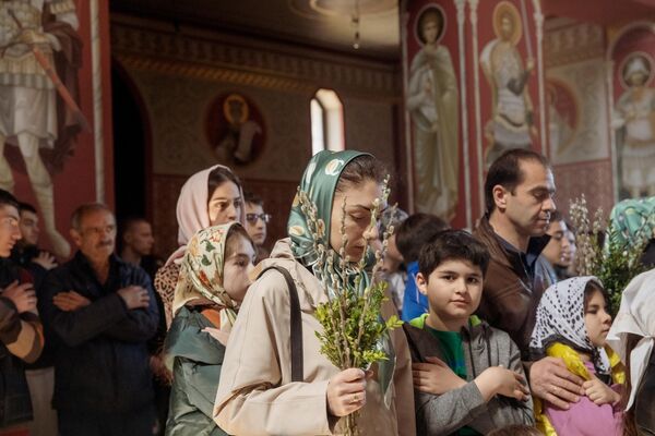 Вербное воскресенье в храме Пресвятой Троицы. 17 апреля  - Sputnik Южная Осетия