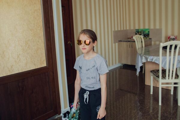 Девочка с Донбасса в гостинице Виктория в Цхинвале - Sputnik Южная Осетия