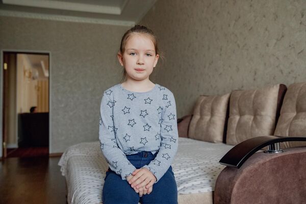 Девочка с Донбасса в гостинице Виктория в Цхинвале - Sputnik Южная Осетия