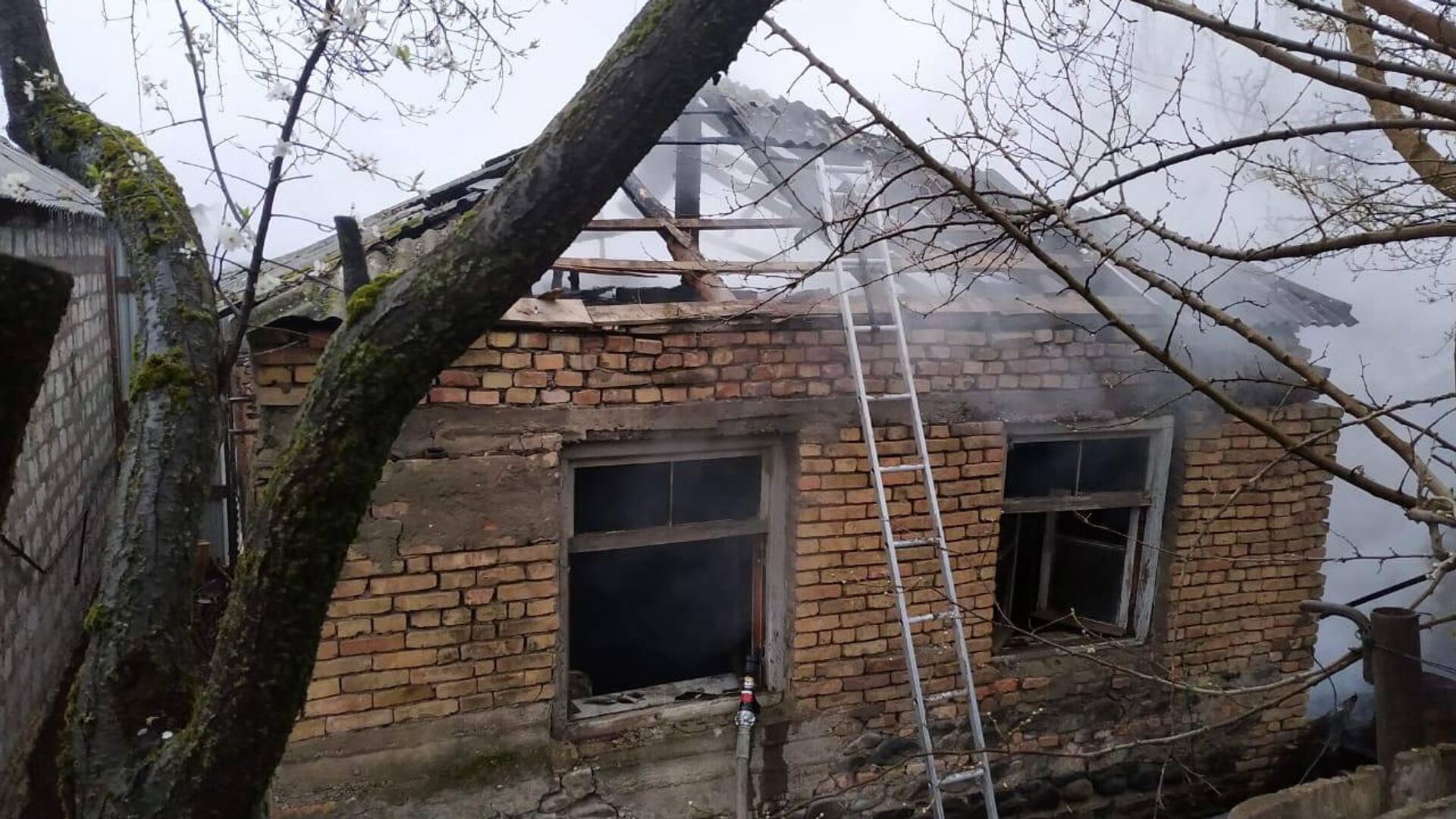 Возгорание одноэтажного частного жилого дома по ул. Черепичная  - Sputnik Южная Осетия, 1920, 21.04.2022