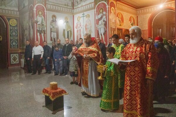 Пасхальная служба в храме Пресвятой Троицы - Sputnik Южная Осетия