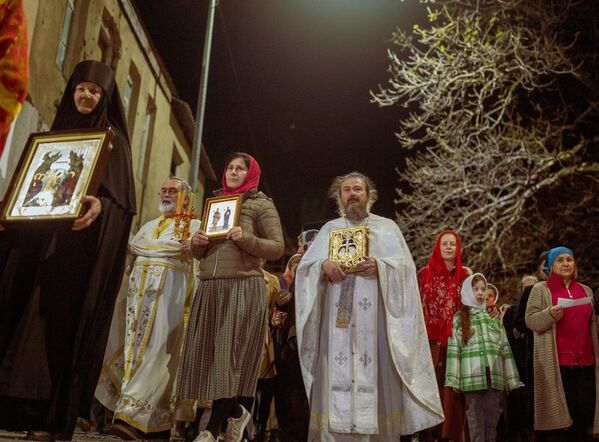 Во время Крестного хода вокруг храма Рождества Пресвятой Богородицы  - Sputnik Южная Осетия