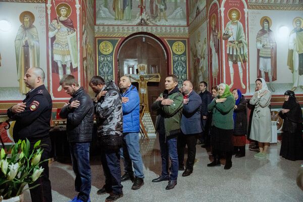 Причащение Святых Христовых Тайн на пасхальной службе в храме Пресвятой Троицы - Sputnik Южная Осетия