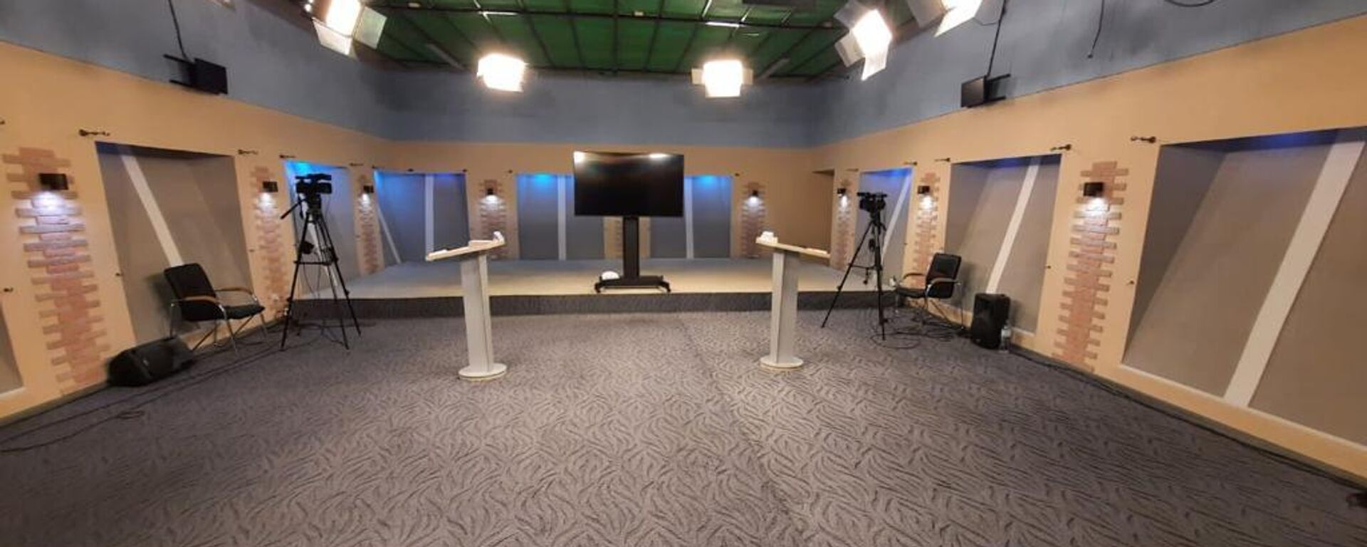 Студия в ГТРК Ир, где проходят дебаты кандидатов в президенты  - Sputnik Южная Осетия, 1920, 25.04.2022