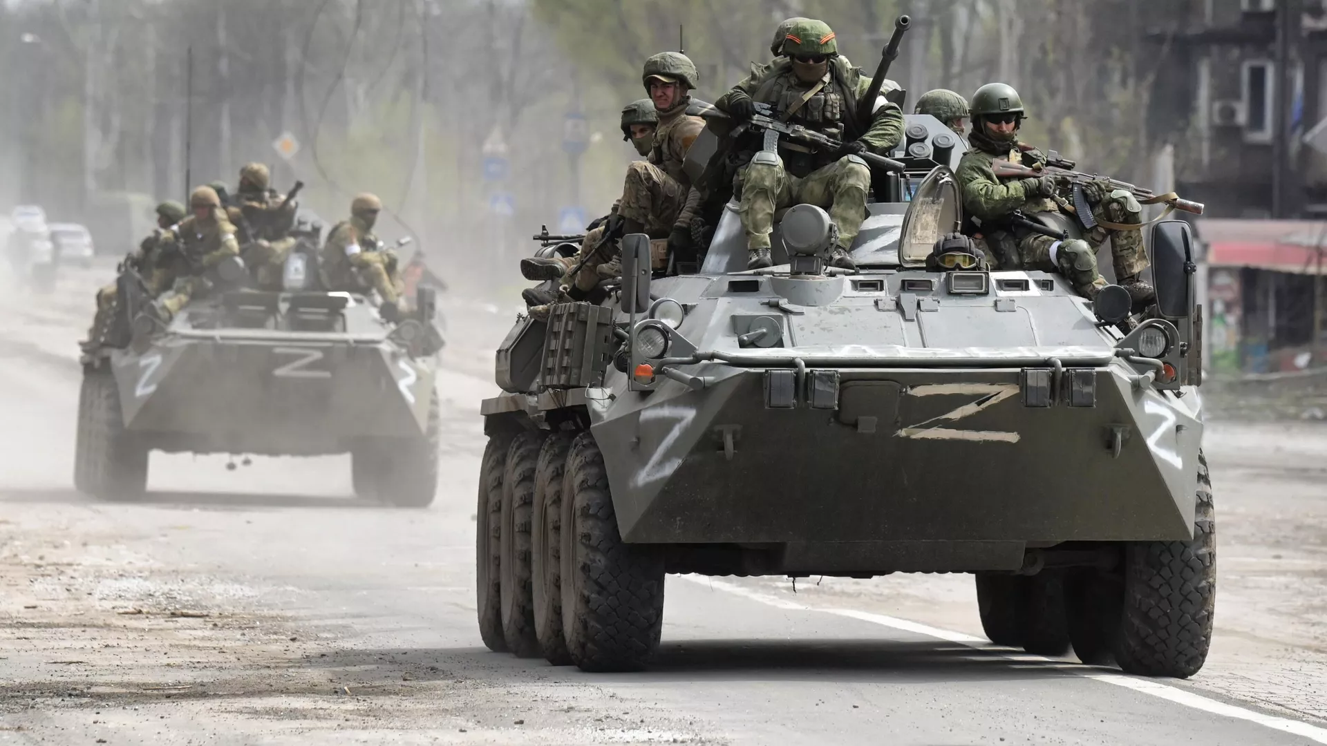 Российские военнослужащие на улице в Мариуполе 