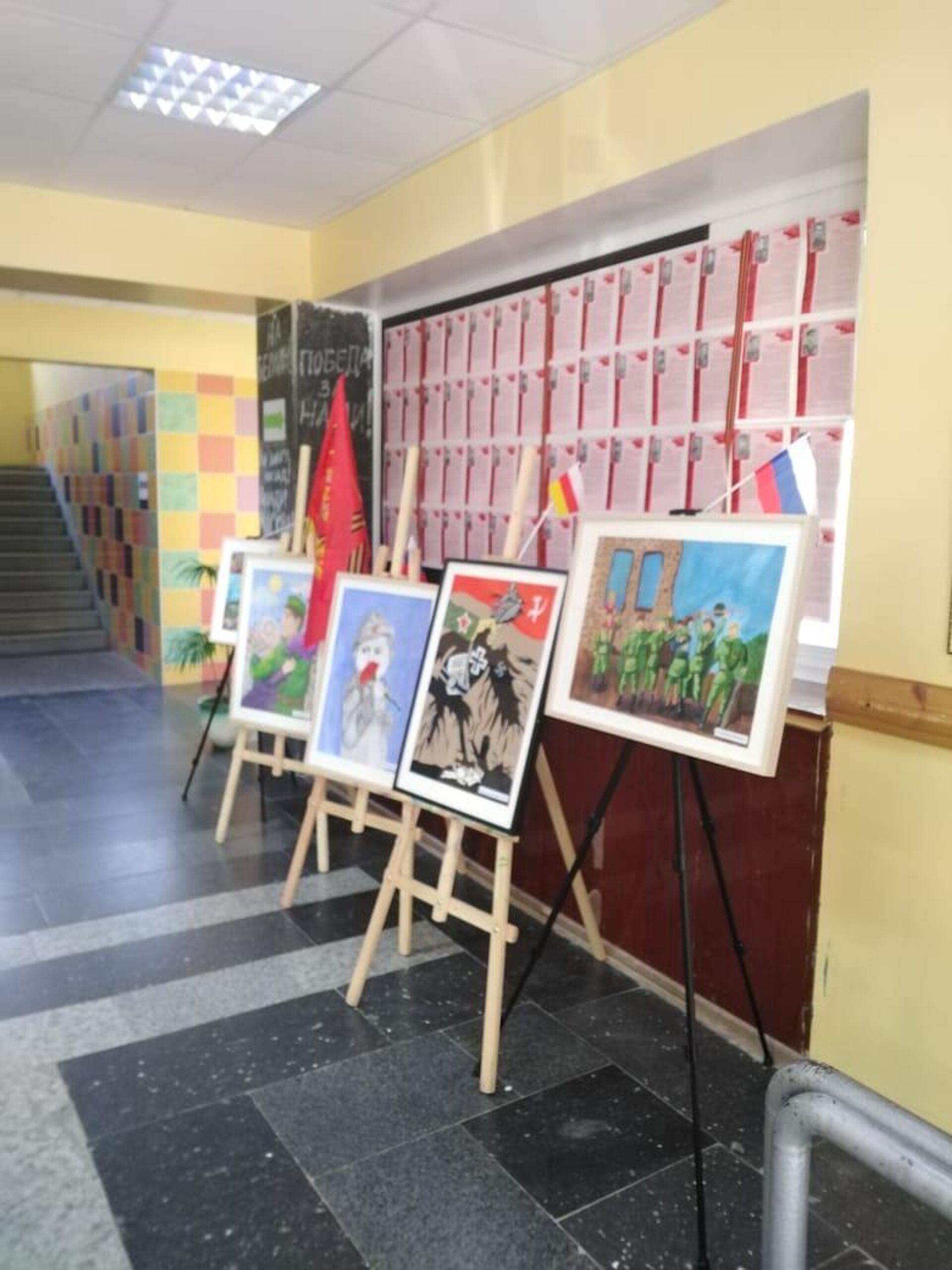 Выставка рисунков ко Дню Победы в Лицее искусств имени Аксо Колиева - Sputnik Южная Осетия, 1920, 29.04.2022