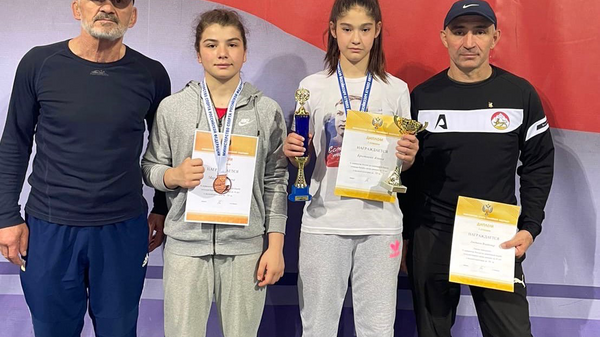 Алина Бритаева – победительница первенства России по вольной борьбе среди девушек U16, Илона Маргиева – бронзовый призер - Sputnik Южная Осетия