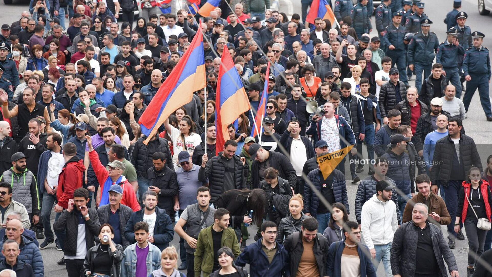 Активисты с флагами на улице Ханджяна на третий день акции неповиновения (3 мая 2022). Еревaн - Sputnik Южная Осетия, 1920, 03.05.2022