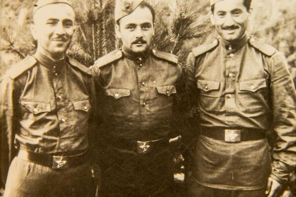 Летние военные сборы. З. Ломидзе в центре, Г. Бестауты справа. 1956 г.  - Sputnik Южная Осетия