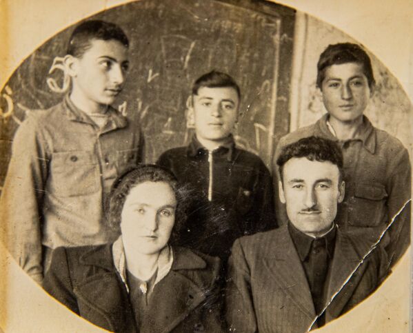 Трое отличников 10 класса с преподавателями школы (Георгий во втором ряду справа), 1949 г. - Sputnik Южная Осетия