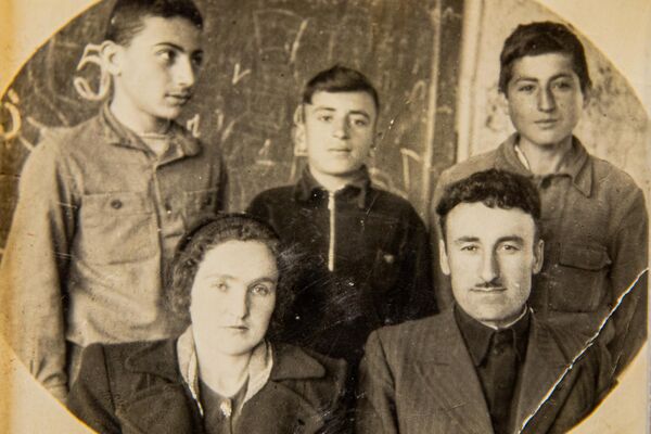 Трое отличников 10 класса с преподавателями школы (Георгий во втором ряду справа), 1949 г. - Sputnik Южная Осетия