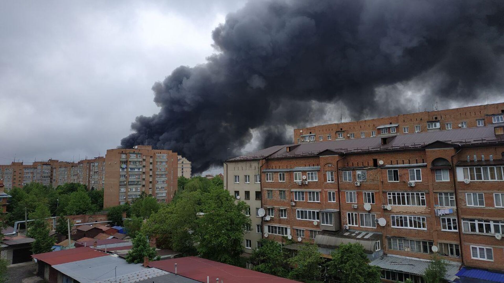 Дым от пожара на рынке Викалина во Владикавказе - Sputnik Южная Осетия, 1920, 06.05.2022