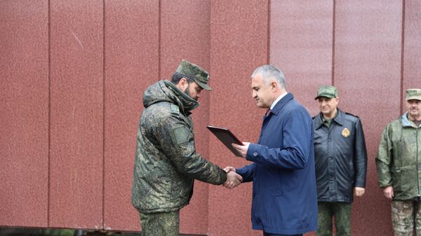 Президент Южной Осетии присвоил очередное воинское звание Полковник министру обороны республики Владимиру Пухаеву - Sputnik Южная Осетия