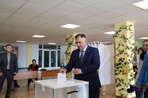 Алан Гаглоев проголосовал  на избирательном участке в школе № 1.  - Sputnik Южная Осетия