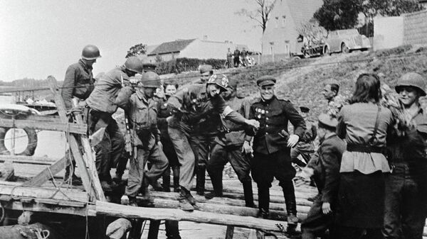 Советские и американские военнослужащие встречаются на реке Эльбе. - Sputnik Южная Осетия