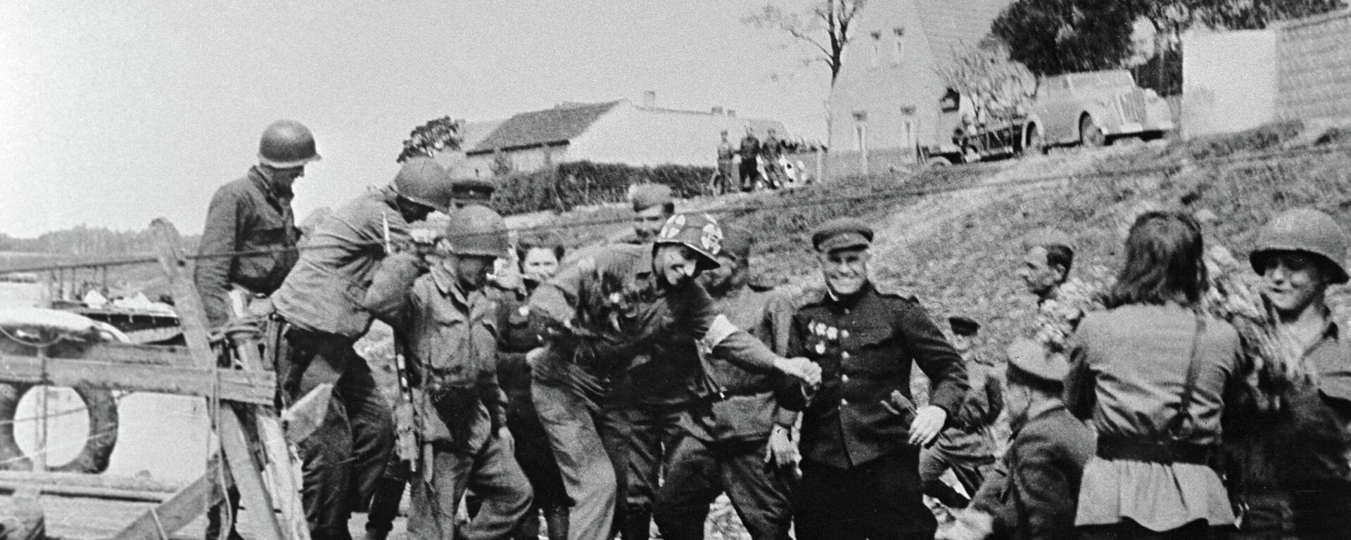 Советские и американские военнослужащие встречаются на реке Эльбе. - Sputnik Южная Осетия, 1920, 08.05.2022