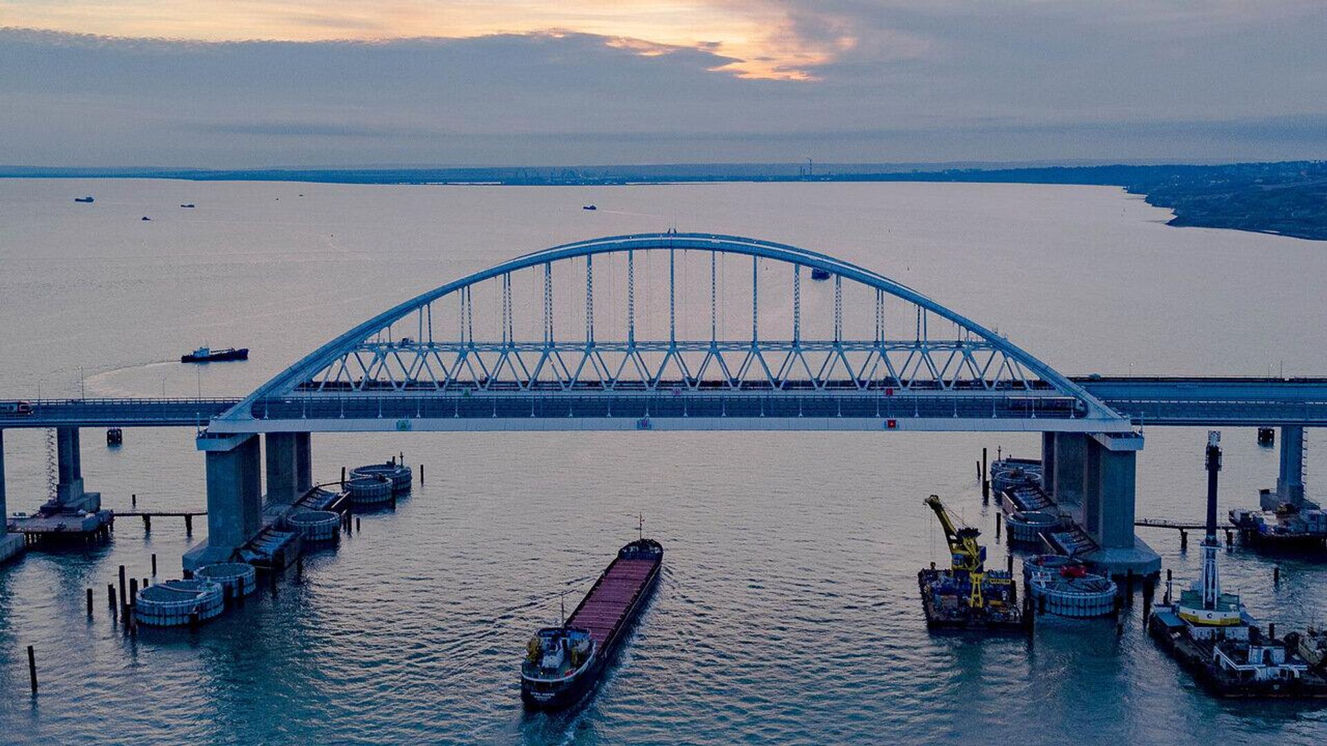 Крымский мост через Керченский пролив - Sputnik Южная Осетия, 1920, 08.05.2022