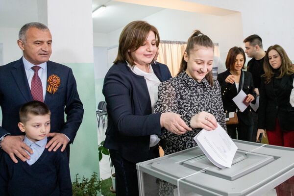 Супруга Анатолия Бибилова голосует на выборах президента Южной Осетии. - Sputnik Южная Осетия