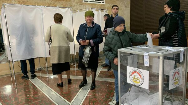 Голосование по выборам президента Южной Осетии на участках во Владикавказе  - Sputnik Южная Осетия