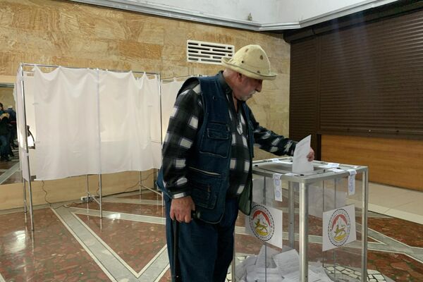Голосование на выборах президента Южной Осетии на участках во Владикавказе - Sputnik Южная Осетия