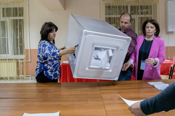 Ровно в 20.00 все избирательные участки закрылись. Начался подсчет голосов. - Sputnik Южная Осетия