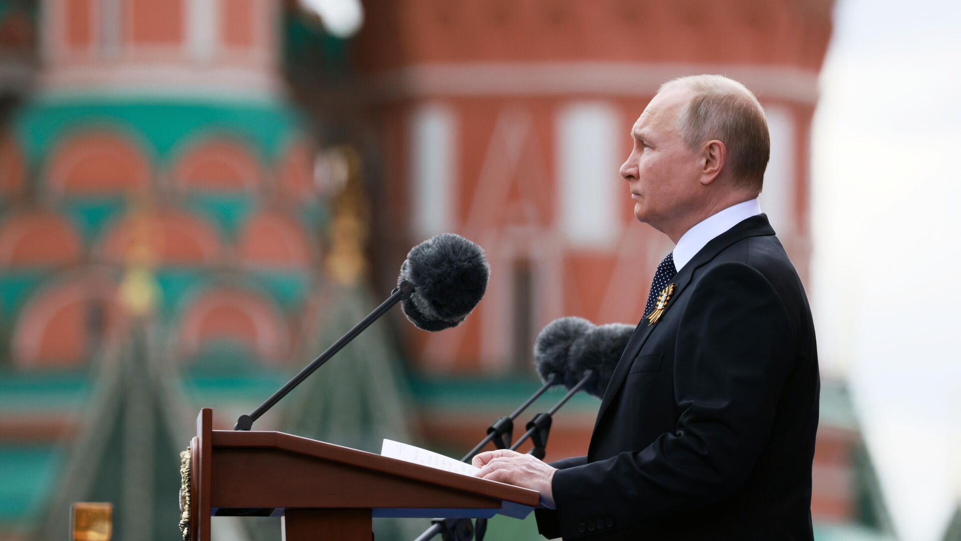 Президент РФ В. Путин на военном параде в честь 77-й годовщины Победы в ВОВ - Sputnik Южная Осетия, 1920, 09.05.2022