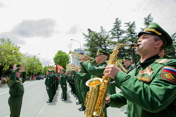 Марш проходил под музыкальное сопровождение сводного военного оркестра  российской военной базы и югоосетинского оборонного ведомства. - Sputnik Южная Осетия